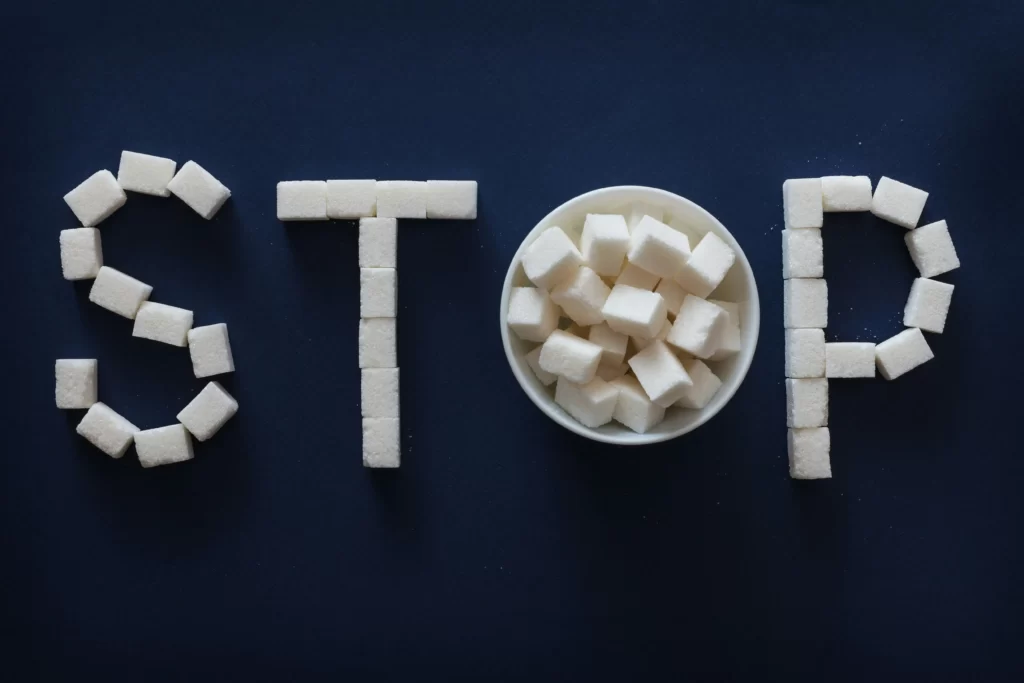 Stopper vos addictions dans nos cabinets physique GROUPE MC77 Illustration d'une approche globale pour le sevrage du sucre, combinant le laser, l'hypnose, et le coaching nutritionnel pour réduire les envies de sucre.