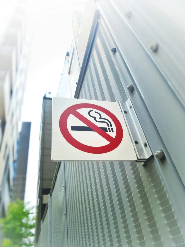 Stopper vos addictions dans nos cabinets physique GROUPE MC77 Séance de sevrage tabagique au laser chez Groupe Mc77, montrant un traitement doux et indolore pour arrêter de fumer efficacement avec des résultats durables.